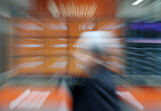 세계적 가상화폐 정보사이트인 코인마켓캡(coinmarketcap.com)은 8일(현지시간) 전 세계 7천600여 개 거래소에서 비트코인을 포함한 1천386개 가상화폐 시세를 협정 세계시(UTC) 기준으로 집계하면서 한국의 거래소는 빗썸, 코인원, 코빗 등 3개 거래소를 제외했다고 밝혔다.      코인마켓캡은 이날 트위터에 올린 글을 통해 "(한국은) 다른 나라와 달리 가격 일탈이 심하며, 매매 거래가 제한돼 있다"며 제외 이유를 밝혔다.       사진은 9일 오후 서울 중구의 한 가상화폐 거래소 모습.